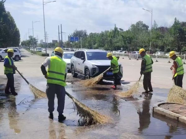 海港区某小区污水管网抢修工作 (1) 海港区某小区污水管网抢修工作 (1)